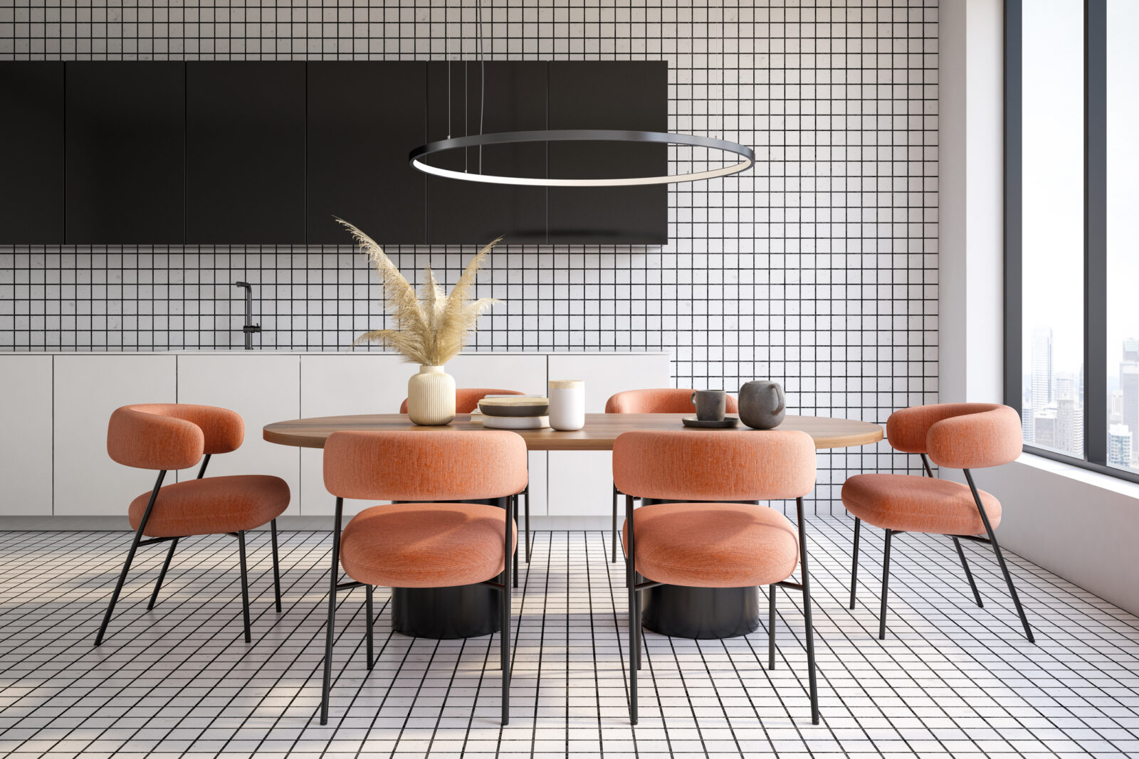 Oranje gestoffeerde eetkamerstoelen rond houten tafel in moderne, lichte woonkeuken