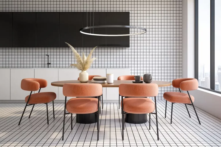 Oranje gestoffeerde eetkamerstoelen rond houten tafel in moderne, lichte woonkeuken