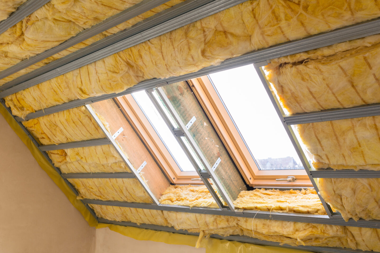 Dakisolatie met glaswol rond een modern dakraam voor betere energie-efficiëntie