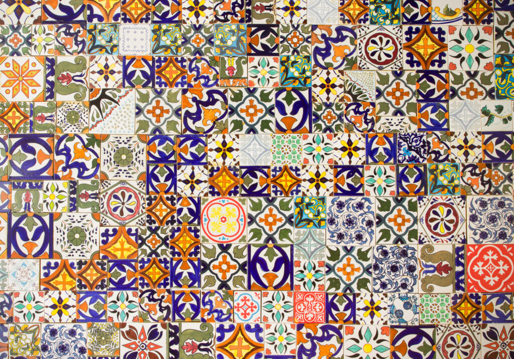 Gedetailleerde wand met verschillende kleurrijke Portugese tegels in traditionele patronen