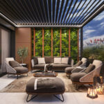 Modern overdekt terras met groene plantenwand, sfeerverlichting en luxe loungeset bij zonsondergang