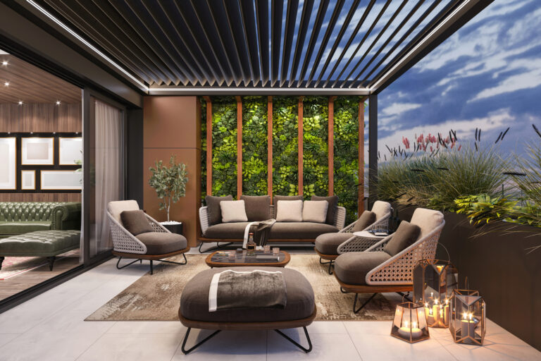 Modern overdekt terras met groene plantenwand, sfeerverlichting en luxe loungeset bij zonsondergang