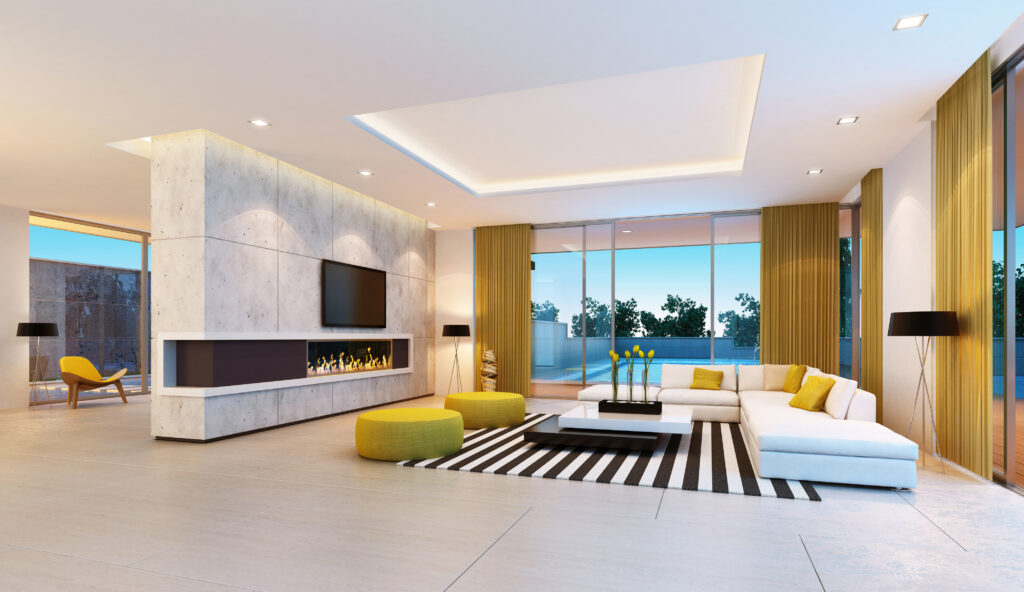 Moderne woonkamer met strak plafond, trimless spots en warm verlichte achterwand