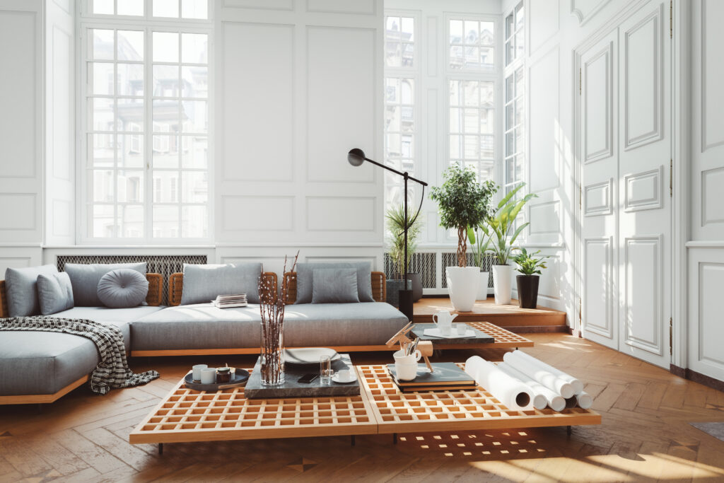 Kunstplanten in stijlvol licht interieur met hoge ramen en houten vloer