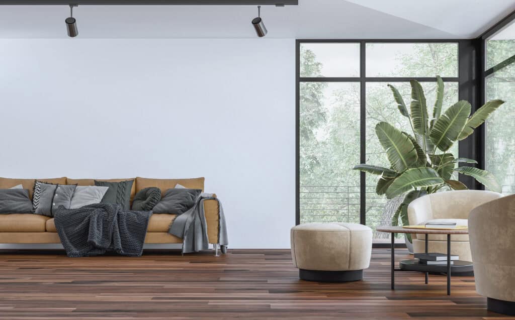 Stijlvol interieur met kunstplant naast moderne bank in lichte woonkamer
