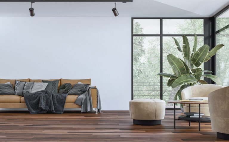 Stijlvol interieur met kunstplant naast moderne bank in lichte woonkamer
