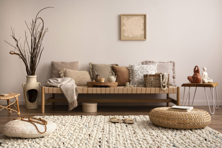 Handgeknoopt wollen vloerkleed in een warm, natuurlijk interieur met neutrale tinten en zachte materialen