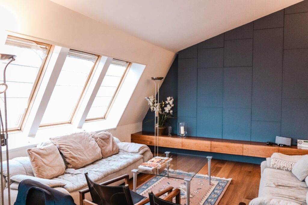 Lichte en moderne zolderkamer met veel daglicht dankzij een dakkapel