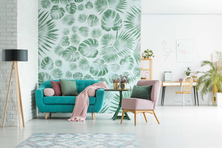 odern interieur met tropisch behang en zacht daglicht