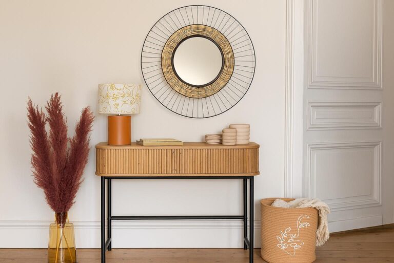 een sidetable van hout met een spiegel boven de sidetabble