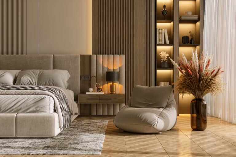 Luxe slaapkamer met modern hotelbed, warme verlichting en natuurlijke materialen