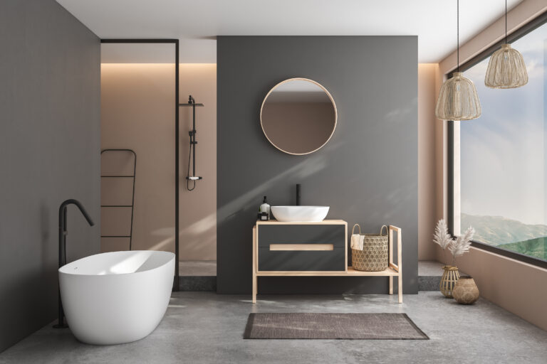 Luxe badkamer met vrijstaand bad, houten meubels en natuurlijke lichtinval