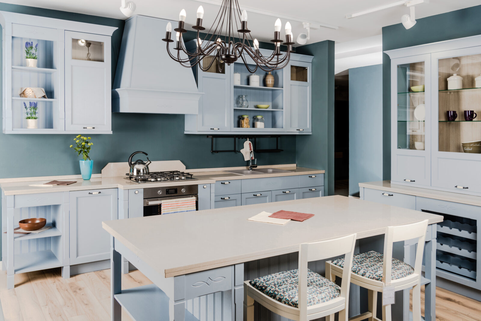 Landelijke keuken met pastelblauwe kastjes en donkere wand voor stijlvol kleurcontrast
