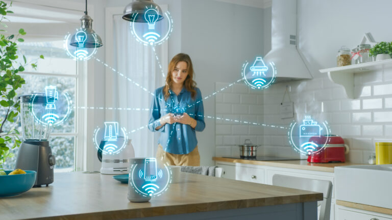 rouw in moderne keuken bedient slimme apparaten met energieverbruiksicons