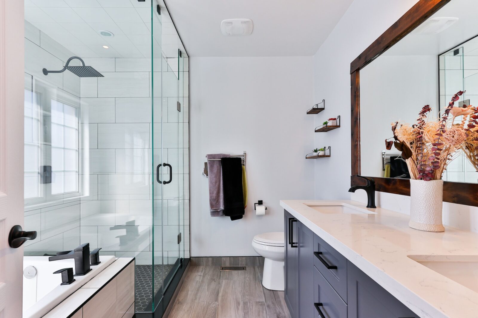 Moderne badkamer met glazen douchewand en inbouw regendouche