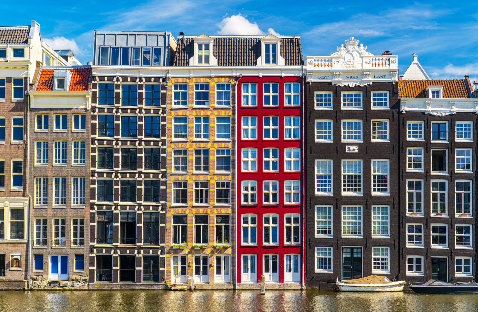 Monumentale grachtenpanden met karakteristieke ramen aan het water in Amsterdam