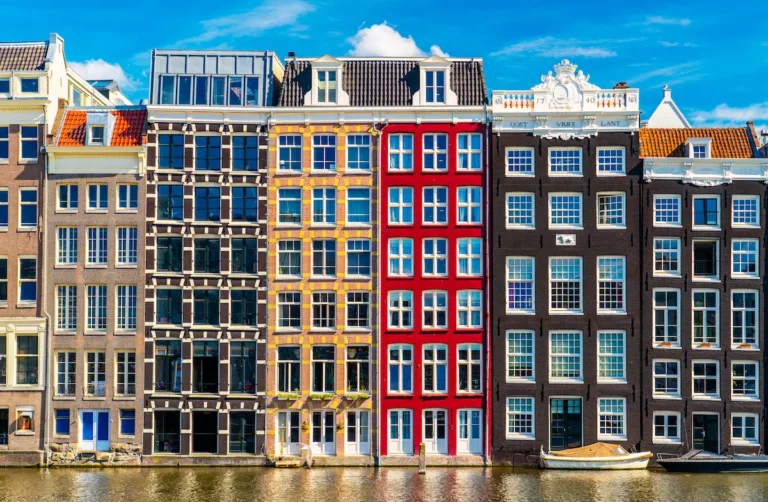 Monumentale grachtenpanden met karakteristieke ramen aan het water in Amsterdam