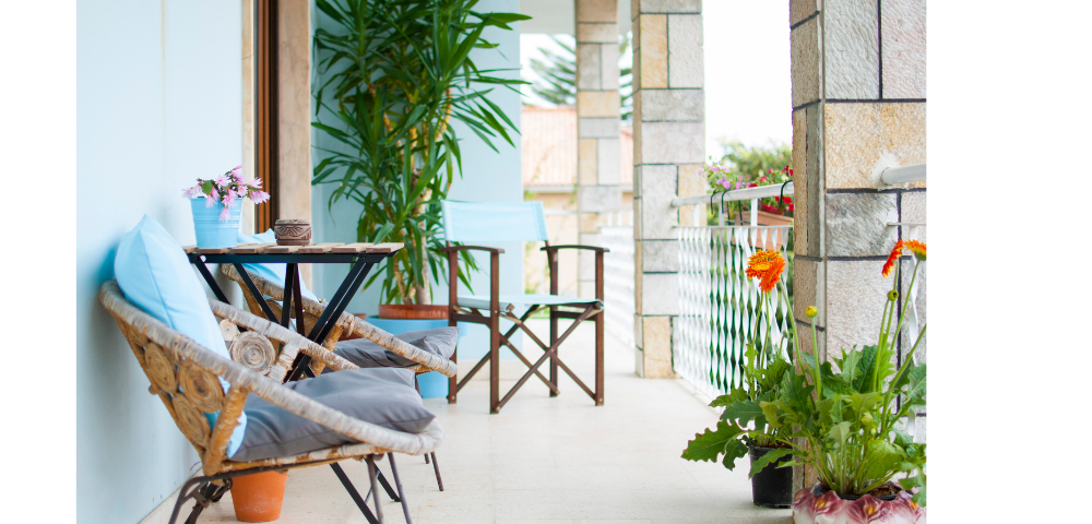 Stadsbalkon met groene planten en comfortabele stoelen voor urban gardening