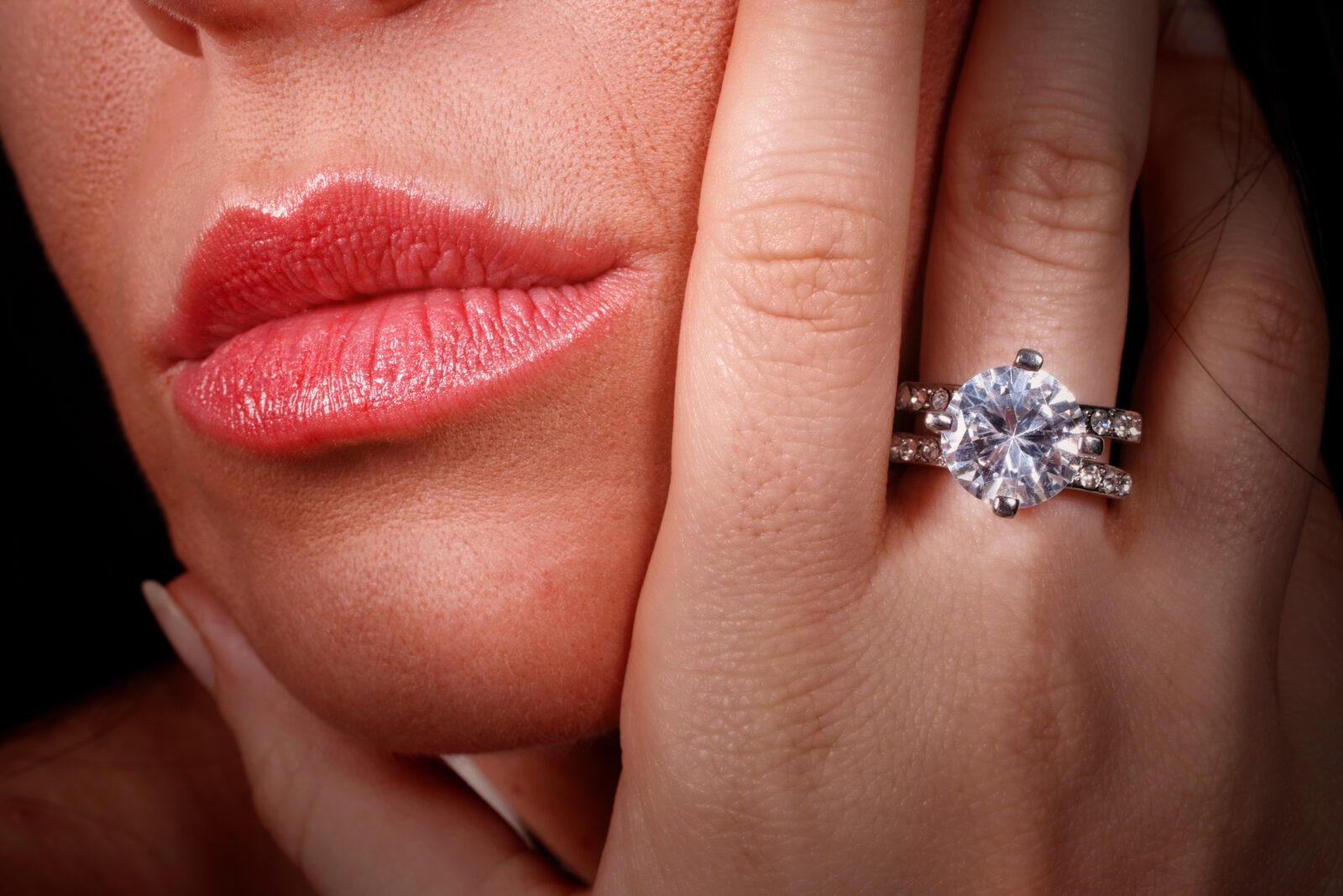 Vrouw draagt een diamant ring als kostbaar erfstuk dat veilig bewaard moet worden