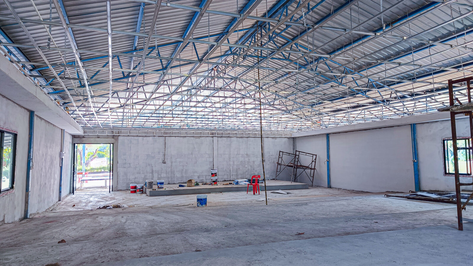 Interieur van een loods in aanbouw met stalen constructie en prefab onderdelen