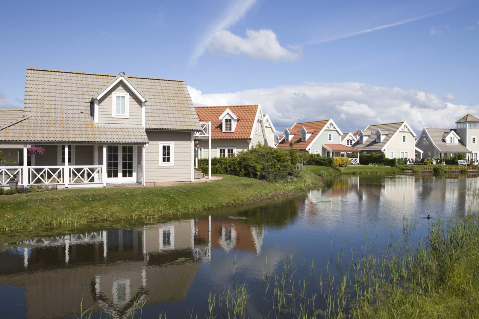 Vakantiepark met comfortabele huizen aan het water, een rustige plek om tijdelijk te verblijven tijdens een verbouwing.