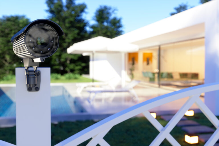 Moderne woning met buitenverlichting als inbraakpreventie