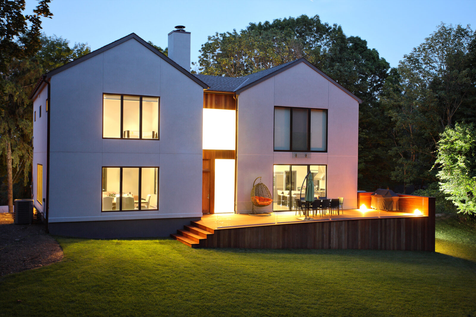 Woning met warme verlichting in de avond als extra beveiliging