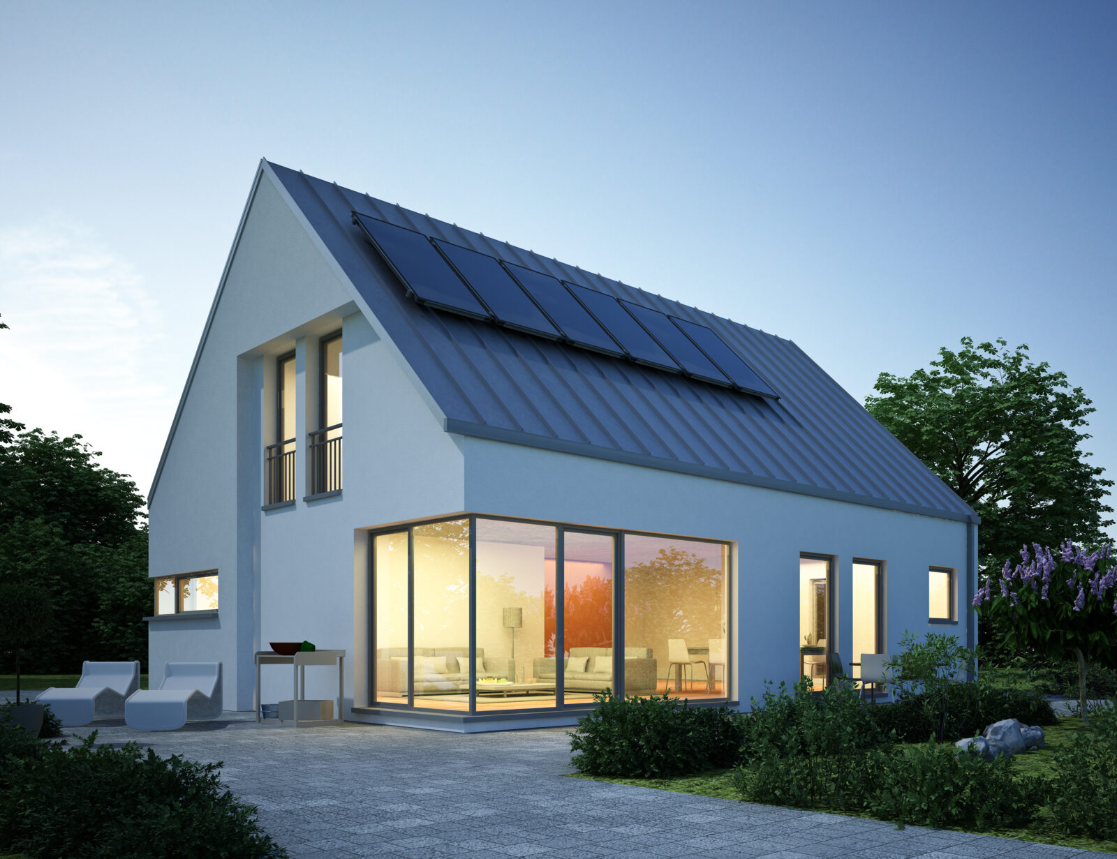 Modern huis met zonnepanelen en warme verlichting in de avondschemering