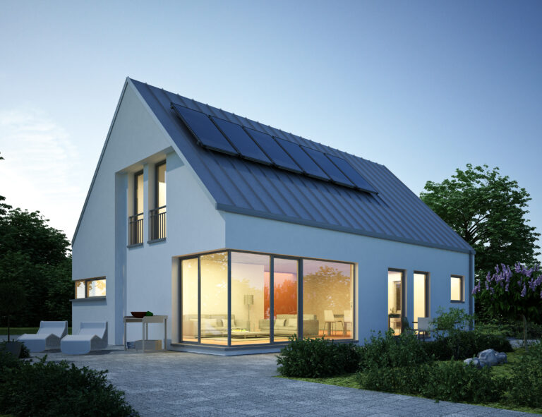 Modern huis met zonnepanelen en warme verlichting in de avondschemering