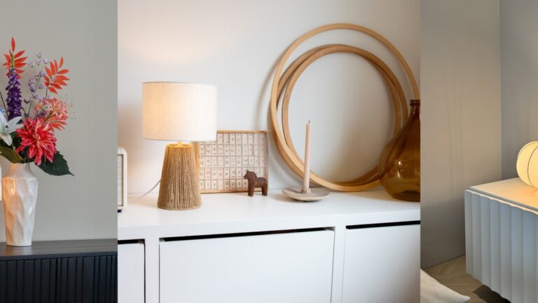 Sfeervol interieur met tafellamp op dressoir naast kleurrijk boeket in witte vaas