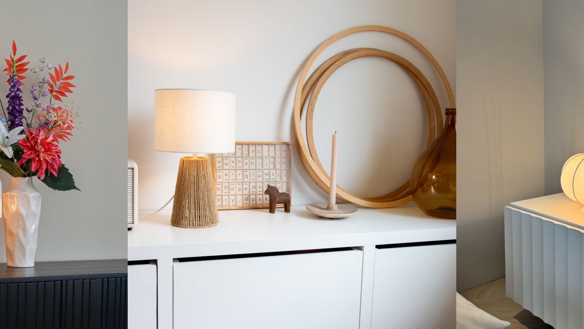 Sfeervol interieur met tafellamp op dressoir naast kleurrijk boeket in witte vaas