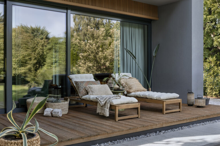 Gezellige zithoek op modern terras met composiet vlonderplanken en groene beplanting