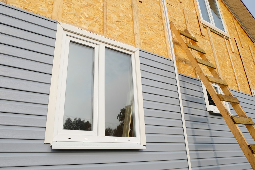 Aanbrengen van kunststof gevelbekleding bij woning met houten onderconstructie