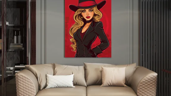 Pop-art schilderij van een vrouw met rode hoed boven een moderne bank in een stijlvolle woonkamer