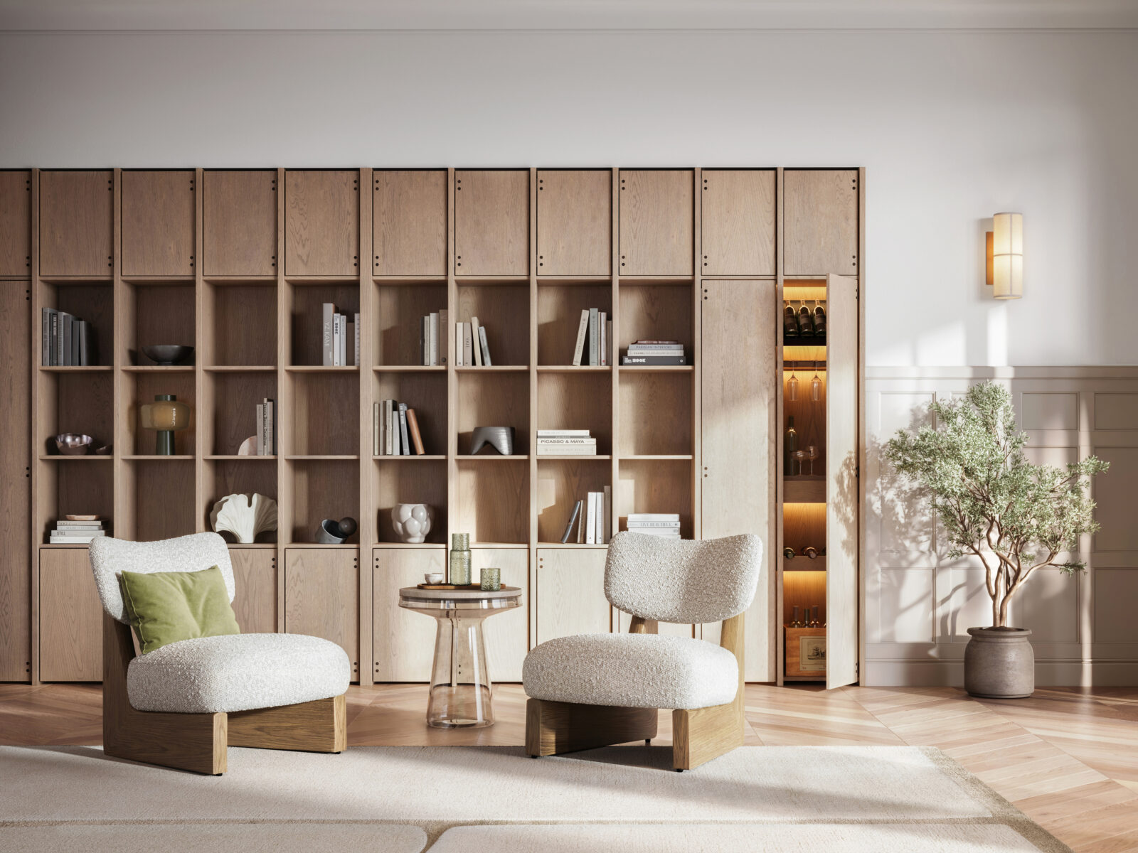 Minimalistische woonkamer met houten wandkast, zachte stoelen en een groene accentkussen