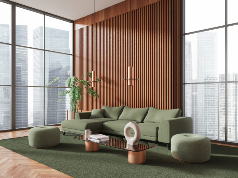 Modern interieur met groene hoekbank, houten akoestisch wandpaneel en groot raam dat veel daglicht binnenlaat