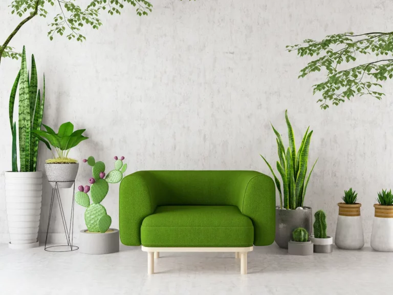 Groene fauteuil tussen kamerplanten in een lichte, natuurlijke woonkamer.