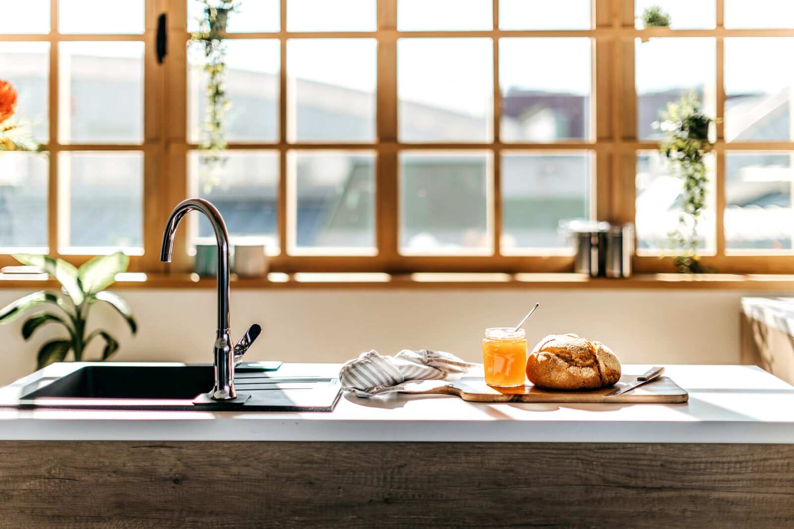 Landelijke keuken met houten aanrecht en veel daglicht