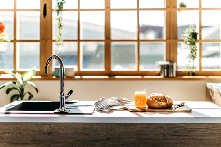 Landelijke keuken met houten aanrecht en veel daglicht
