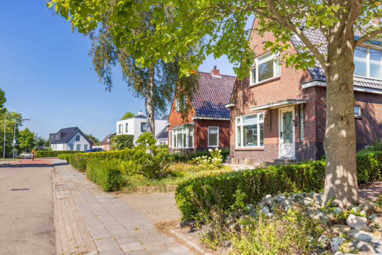 Rustige woonstraat in Hoogeveen met karakteristieke woningen en veel groen.