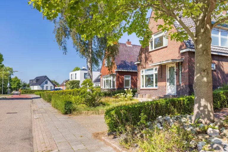 Rustige woonstraat in Hoogeveen met karakteristieke woningen en veel groen.
