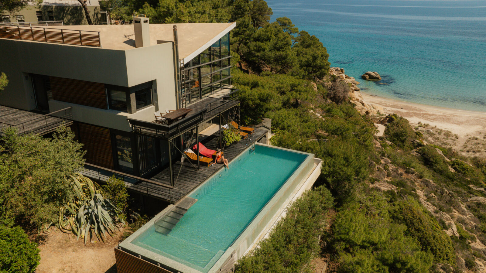 Moderne Spaanse nieuwbouwwoning met infinity pool en uitzicht op zee in een zonnige mediterrane omgeving