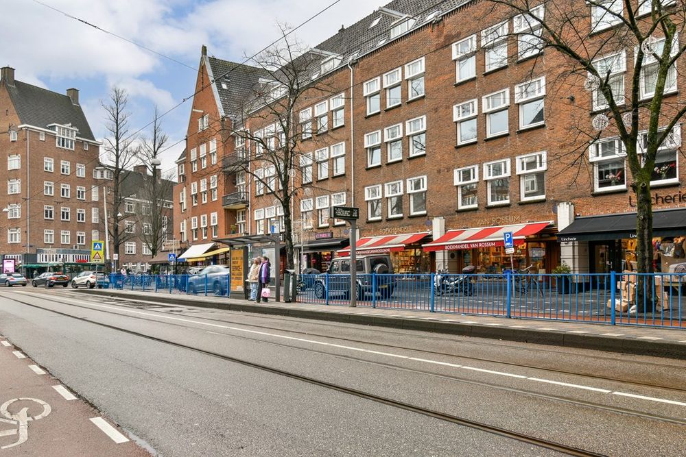 Architectuur en straatwand langs de Apollolaan in Amsterdam-Zuid