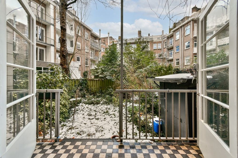 Uitzicht vanuit de woning op de groene binnentuin van het bouwblok aan de Apollolaan