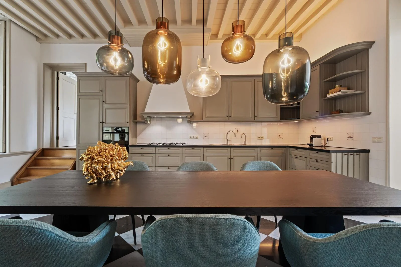 Woonkeuken met maatwerk en verlichting Lindenhof