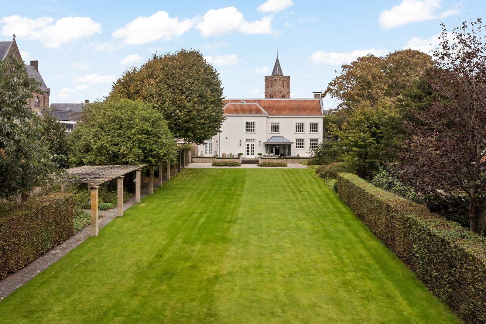Achtertuin van de Lindenhof met zicht op het monumentale herenhuis in Noordwijk