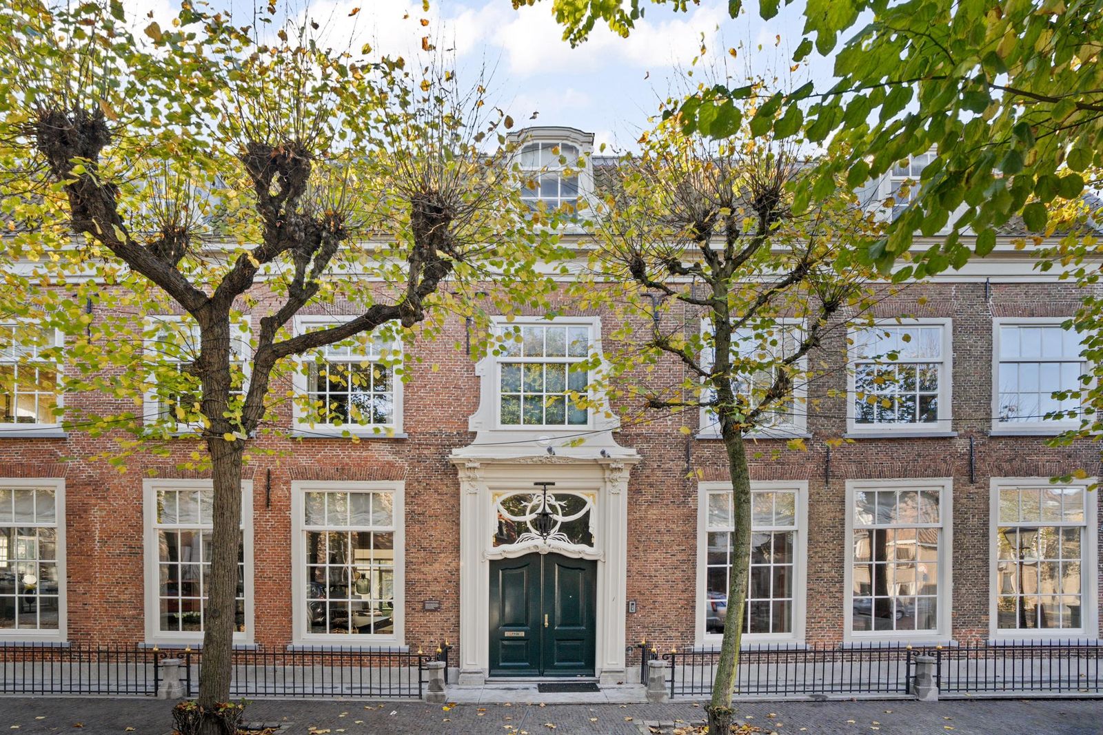 Voorgevel van de Lindenhof aan het Lindenplein in Noordwijk-Binnen