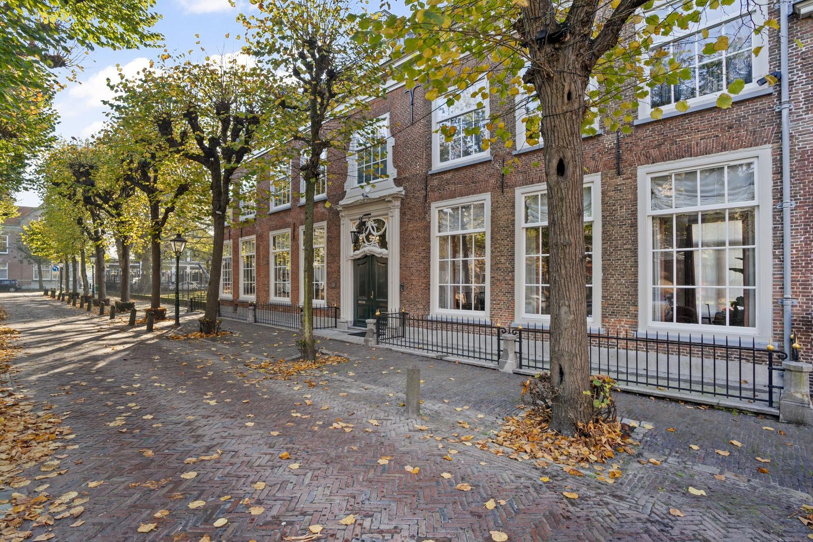 Historische gevel van de Lindenhof aan het Lindenplein in Noordwijk