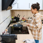 Koken op een inductiekookplaat in een dagelijkse thuissituatie