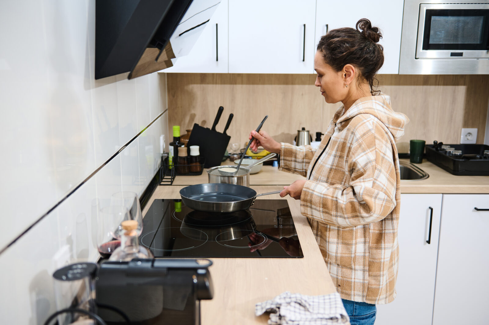 Koken op een inductiekookplaat in een dagelijkse thuissituatie